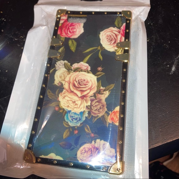 NWT IPHONE 6, 7, 8, and SE CASE WITH FLORAL PRINT - Picture 2 of 9